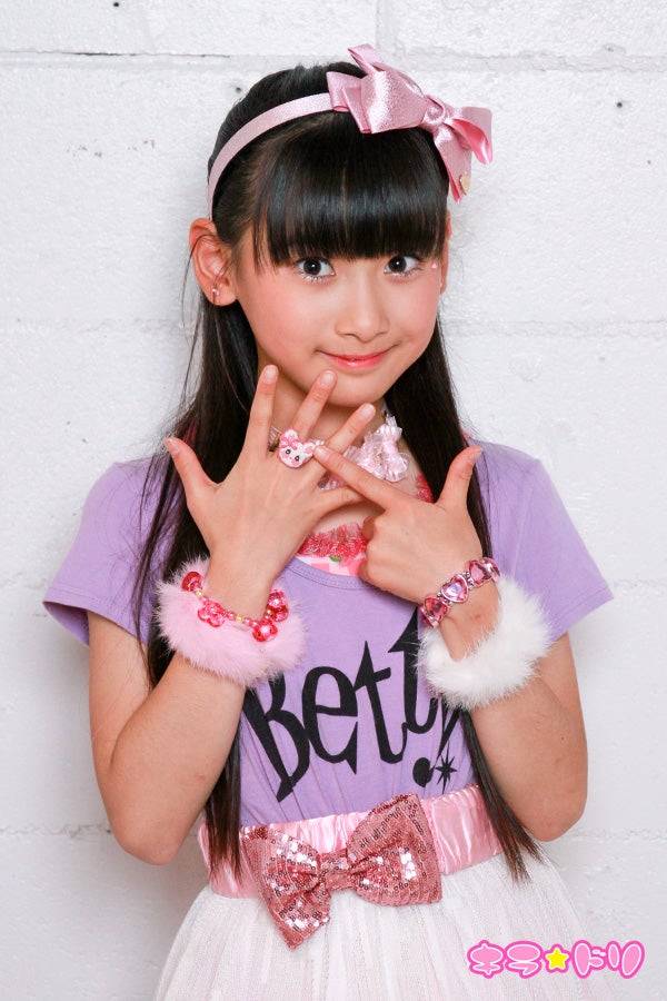 齋藤樹愛羅の小学4年生頃のアモレカリーナ時代の写真。ピンクのリボンと紫色の衣装を着用